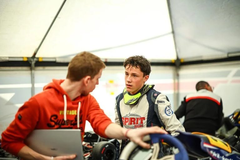 Le coach analyse les données de télémétrie avec son pilote