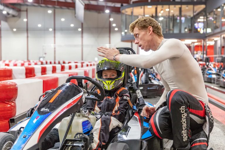 Le coach Nicolas Rohrbasser donne ses consignes à un jeune pilote avant de rouler