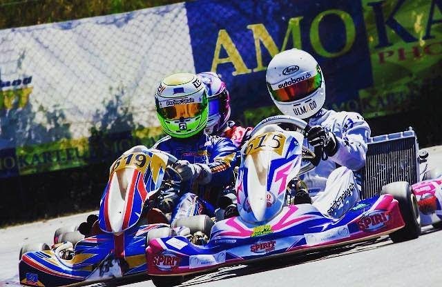 Le coach en action au volant de son kart à boîte de vitesse
